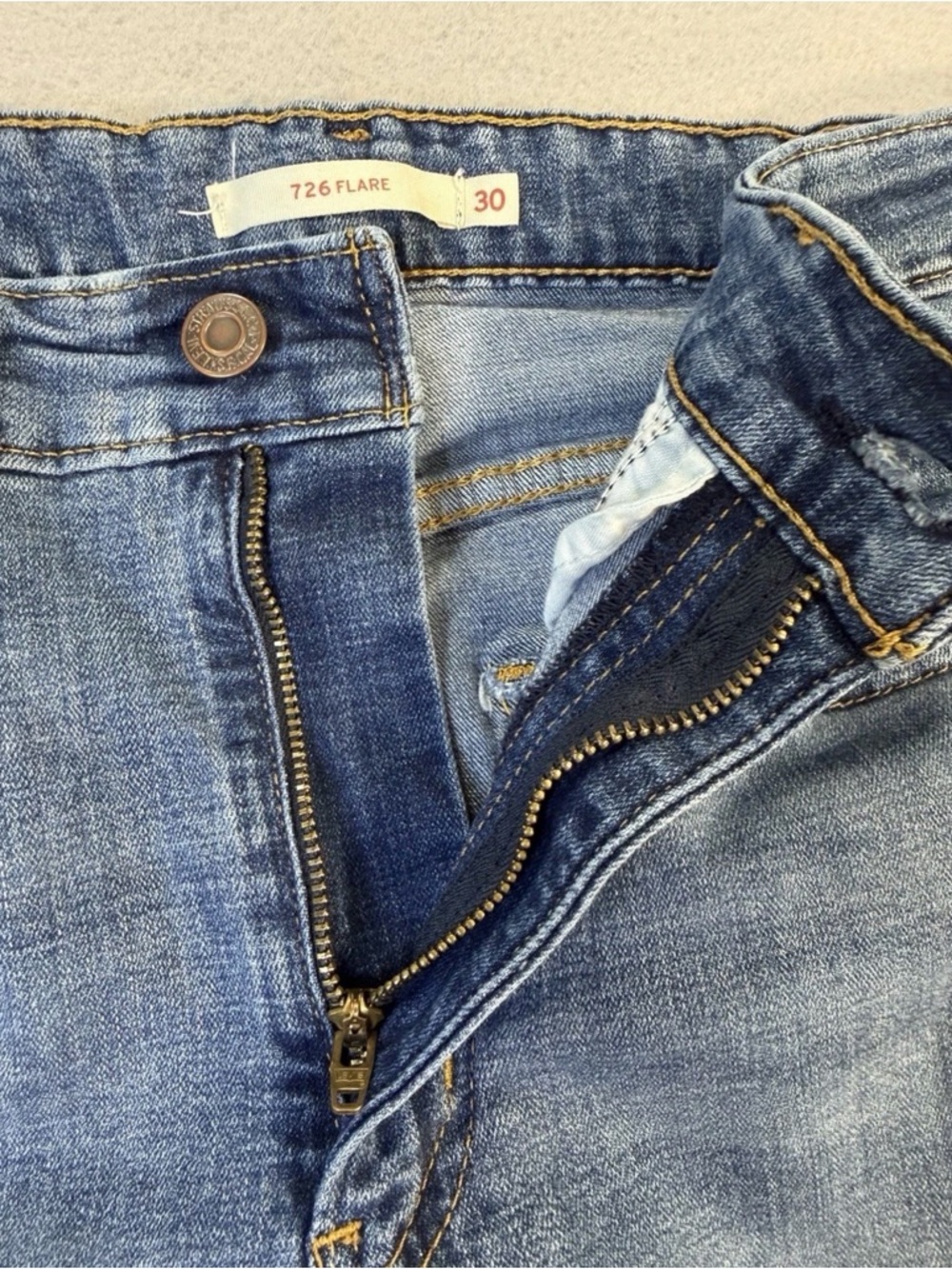 Levi’s 726 High Rise Flare Jeans Women’s Size 30 Distressed Stretch Medium Wash - Picture 4 of 12
